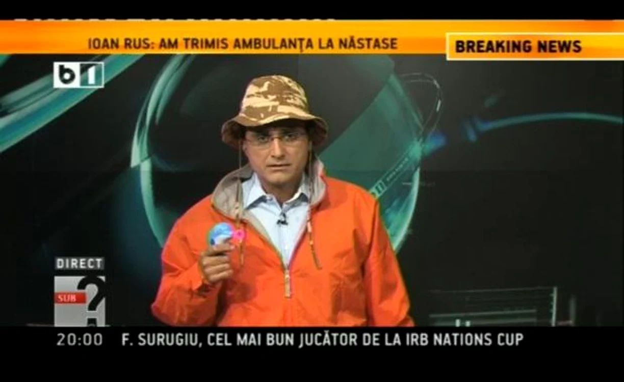 
    Robert Turcescu a apărut în emisiunea lui îmbrăcat în "colonel"  