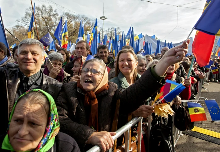 Manifestanţi moldoveni participând la un protest pro-europa, organizat pe 3 noiembrie. FOTO: Reuters