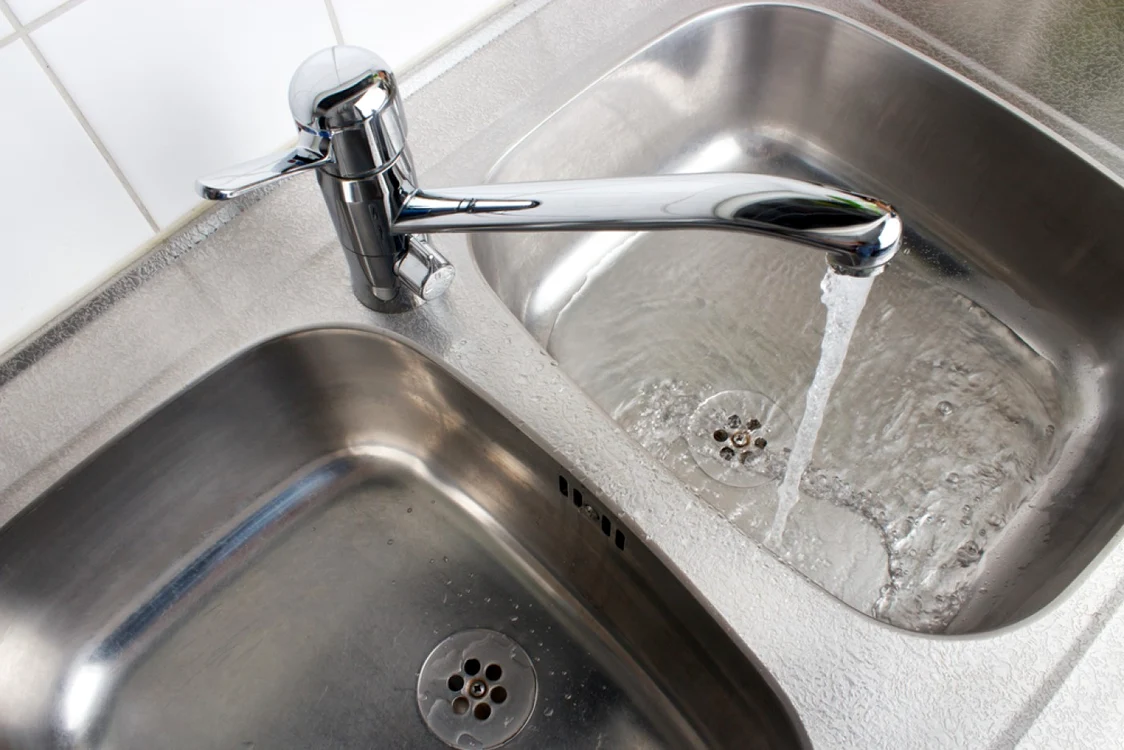 Chiuveta poate să fie curăţată de bacterii cu ajutorul apei şi al săpunului sau cu o combinaţie de bicarbonat de sodiu şi oţet FOTO Shutterstock