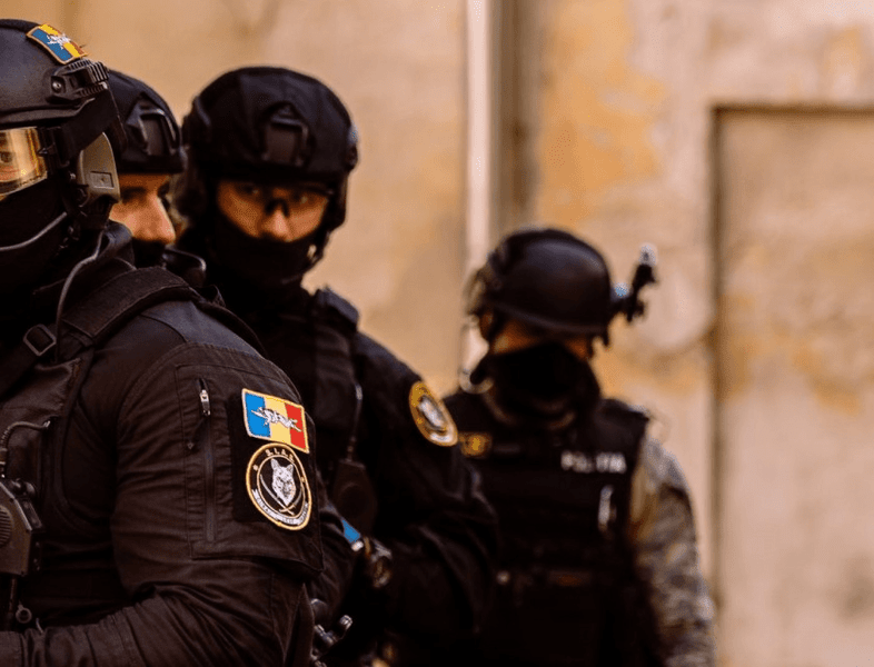 Noapte de coşmar pentru cinci copii sechestraţi de taţi. Doar mascații au putut rezolva conflictele ce puteau degenera