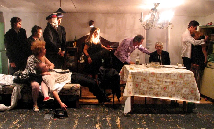 Imagine din spectacol. FOTO: TEATRUL "MARIA FILOTTI"