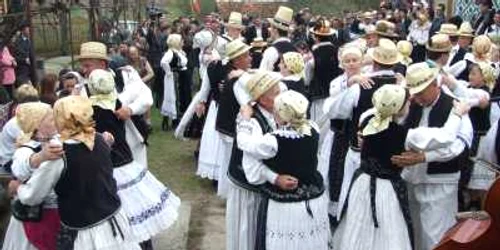  Sătenii din Soconzel au jucat ieri dansul la şură