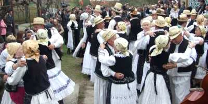  Sătenii din Soconzel au jucat ieri dansul la şură