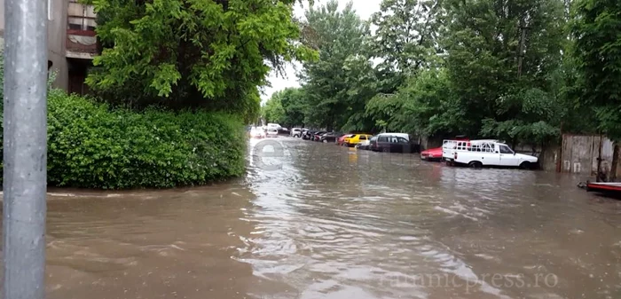 Mai multe străzi au fost sub apă