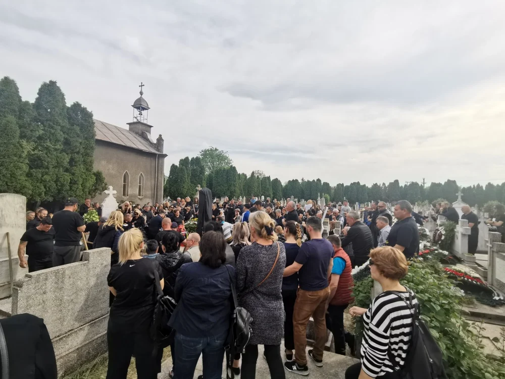 Multă lume la înmormântarea din carierul Freidorf FOTO Ş.Both