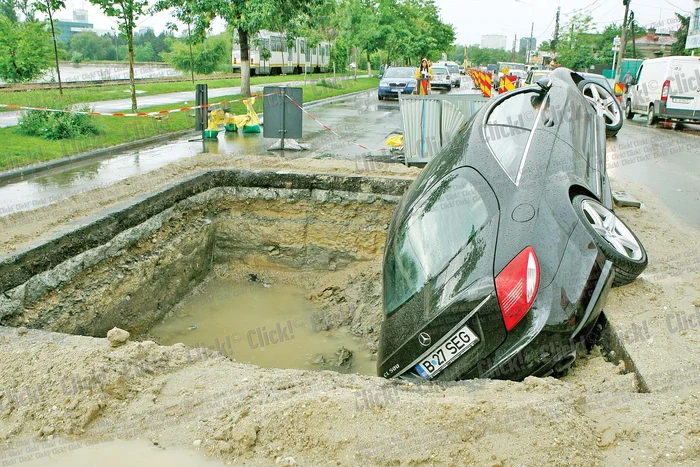 La volanul maşinii se afla Cristi Iancu a cărui firmă, Sport Evolution Group SRL se ocupă de marketingul FRF (Foto: Eduard Enea)