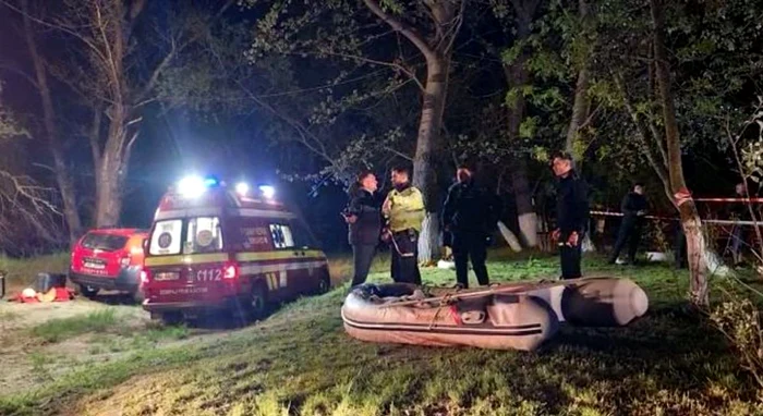 Pompierii în timpul căutării persoanelor înghițite de apă / foto: ISU