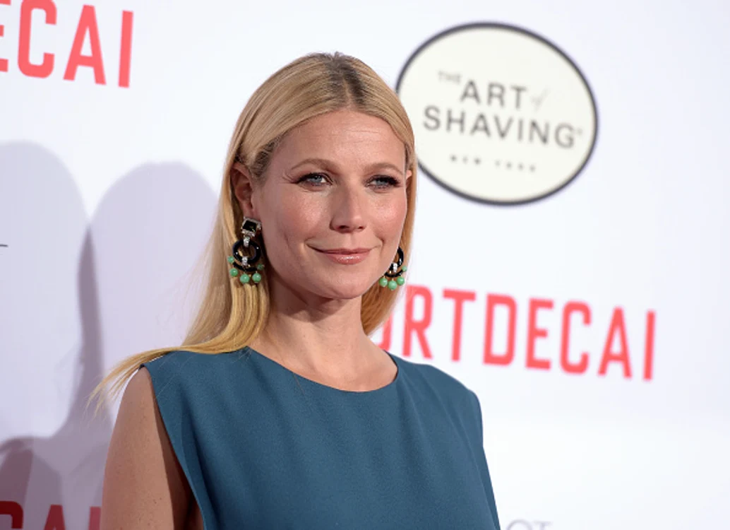 
    Gwyneth Paltrow nu se dezice de paharul său de vin roșu, băut seara.foto: Getty Images  