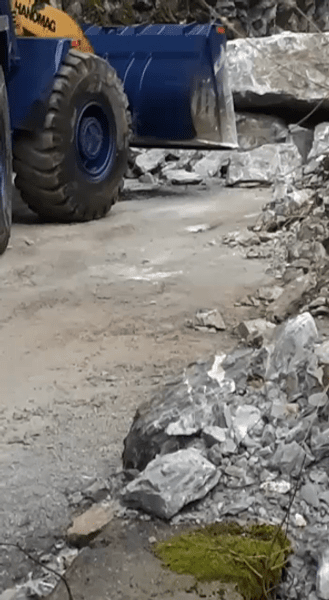 Drum național închis circulației după ce stânci de mari dimensiuni au căzut pe șosea