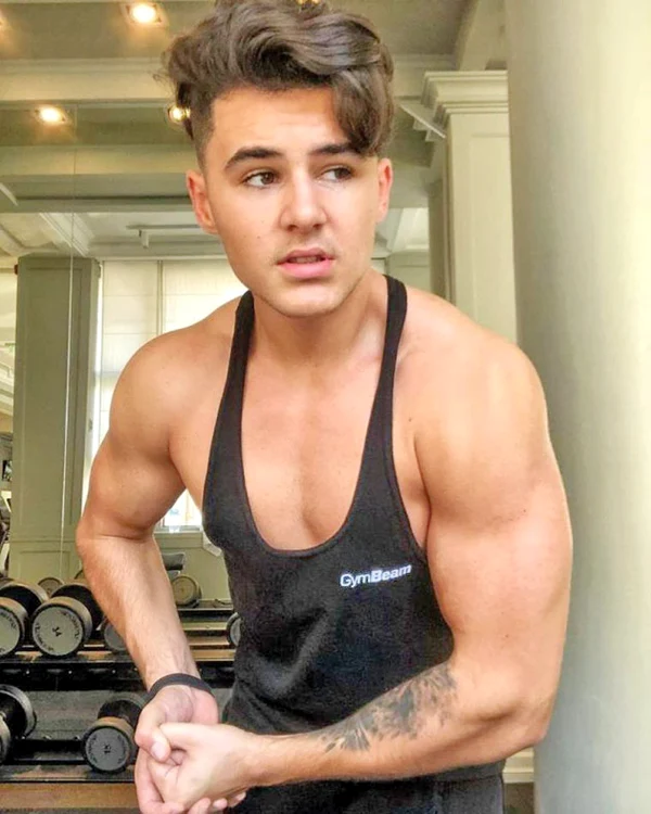 2013. A câştigat 20.000 de euro la ”Next Star”