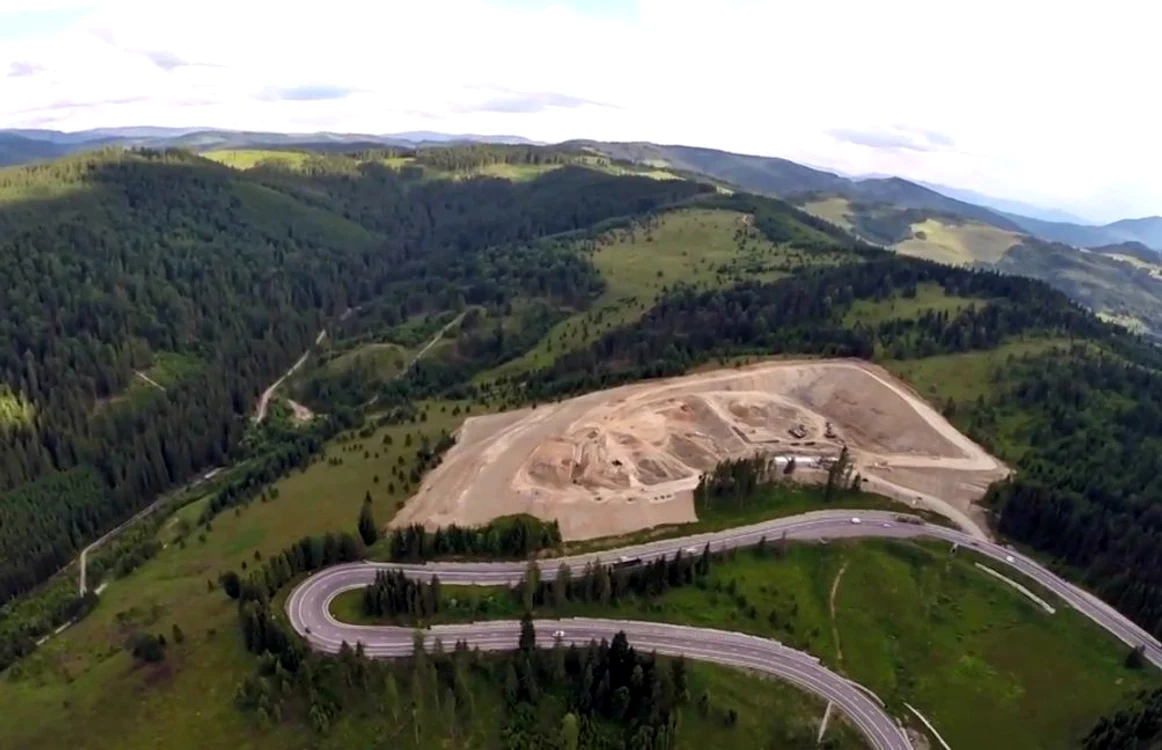 Groapa de gunoi din Pasul Mestecăniş, una dintre cele mai mari aberaţii construite din fonduri europene. FOTO www.svnews.ro