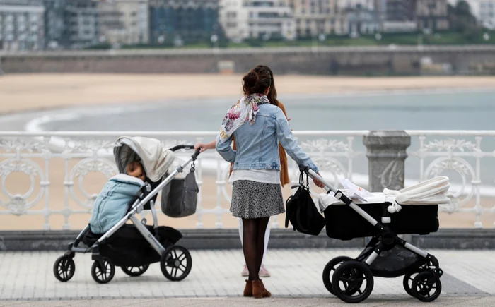 Copiii nu au dreptul să se joace cu vecini şi nici să se îndepărteze mai mult de un kilometru de domiciliu