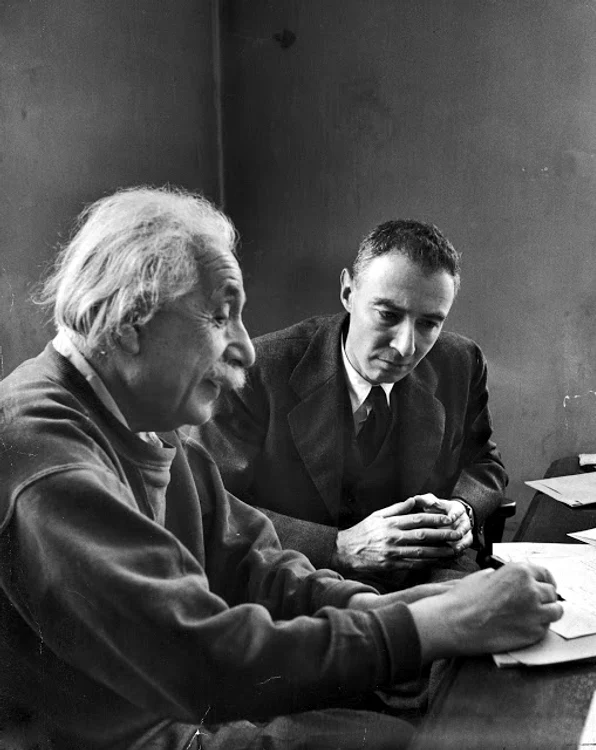 Einstein alături de Robert Oppenheimer (Alfred Eisenstaedt—The LIFE Picture Collection/Getty Images)