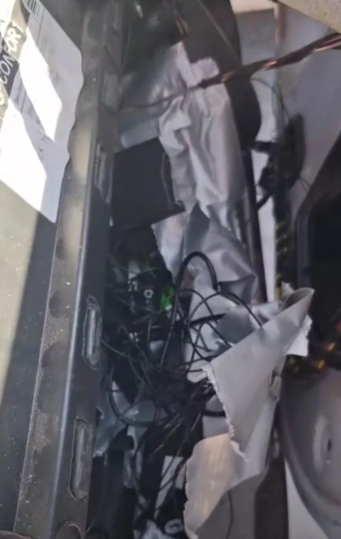 Polițiștii din Mehedinți au descoperit un sistem audio-video improvizat în autospecială: „Riscăm să ardem şi probele, şi colegii”