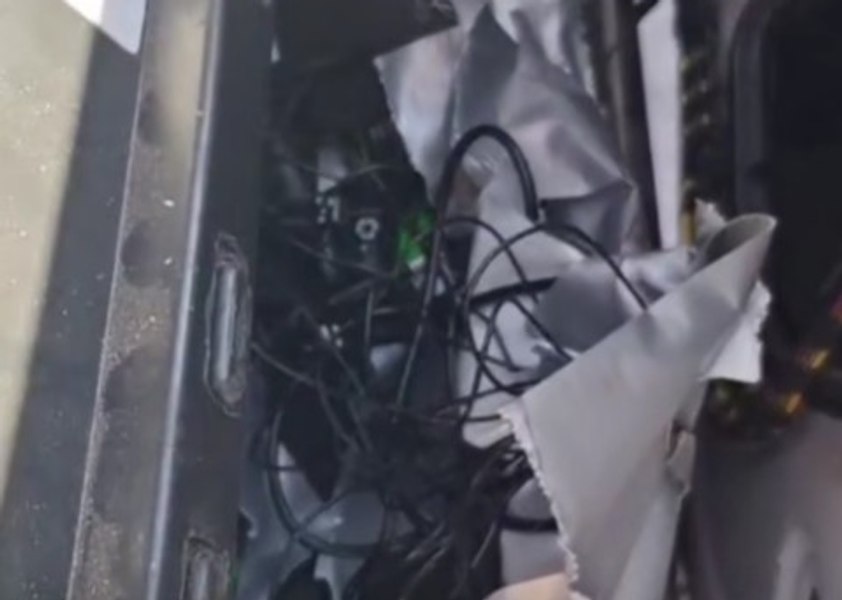 Polițiștii din Mehedinți au descoperit un sistem audio-video improvizat în autospecială: „Riscăm să ardem şi probele, şi colegii”