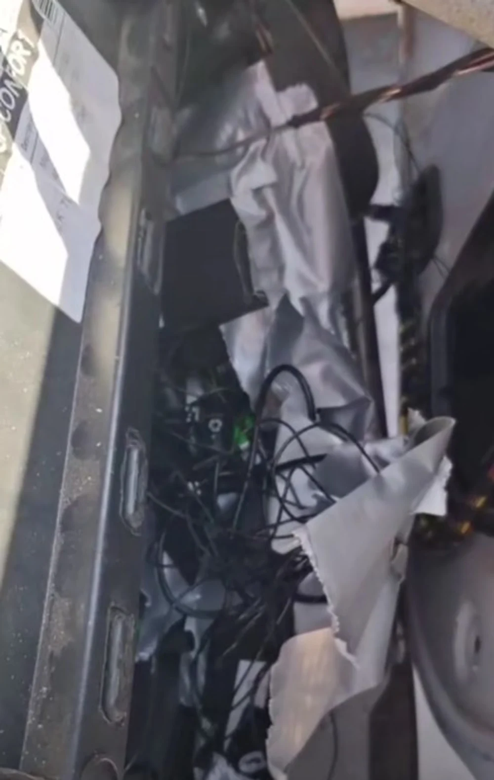 Polițiștii din Mehedinți au descoperit un sistem audio-video improvizat în autospecială: „Riscăm să ardem şi probele, şi colegii”