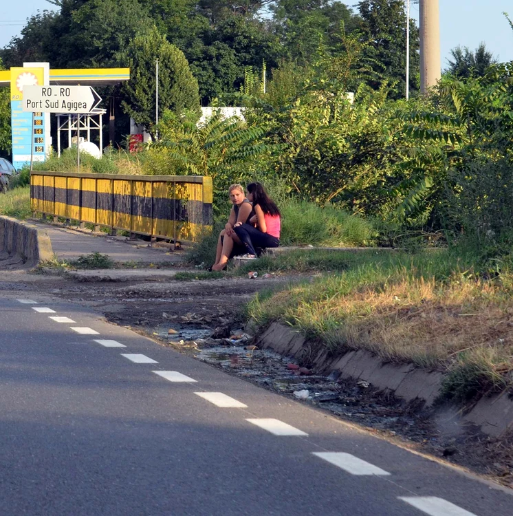 Când se plictisesc, prostituatele se odihnesc la marginea drumului
