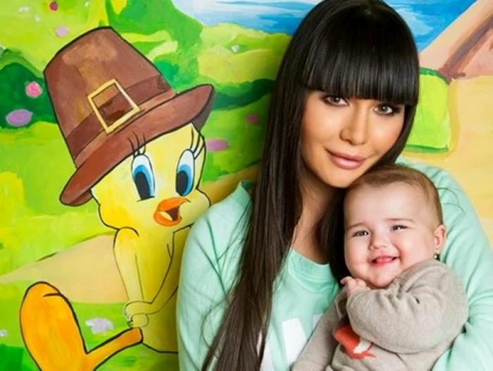 
    Elena Băsescu, alături de soţul ei, Bogdan, şi de fiica lor, SofiaFoto: baragan.ro / arhivă personală  