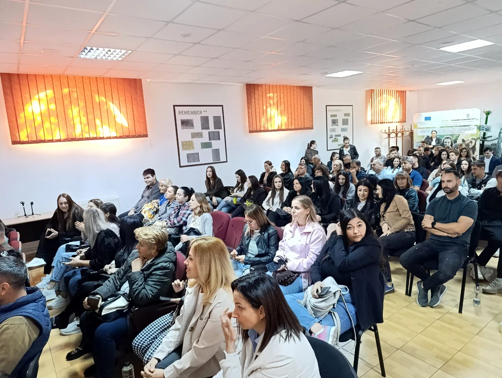 tineri_asista_deschidere_oficiala_an_universitar
