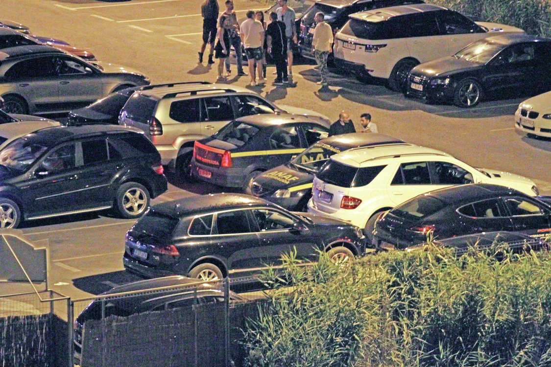O mașină ANAF, în  parcarea din fața  cluburilor de fițe