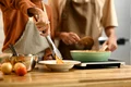 Mod de gatit - cartofi prajiti in tigaie - bucatarie - mancare FOTO Shutterstock 