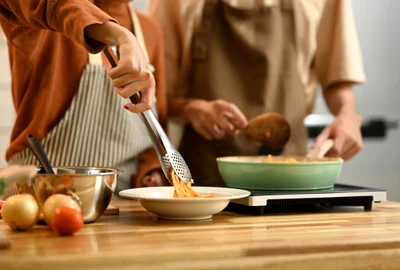 Mod de gatit - cartofi prajiti in tigaie - bucatarie - mancare FOTO Shutterstock 