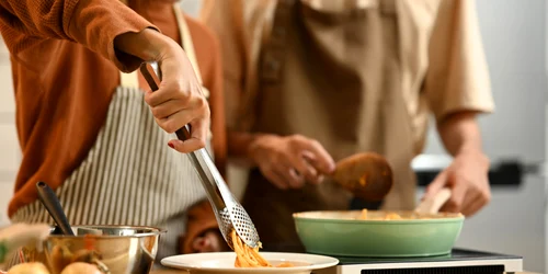 Mod de gatit - cartofi prajiti in tigaie - bucatarie - mancare FOTO Shutterstock 