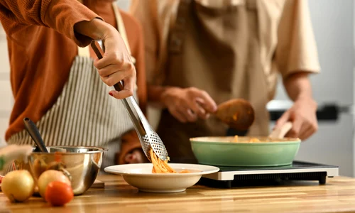 Mod de gatit - cartofi prajiti in tigaie - bucatarie - mancare FOTO Shutterstock 