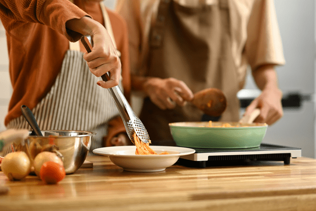 Metoda populară de gătit care crește riscul de cancer. Oncologii spun că trebuie limitată urgent