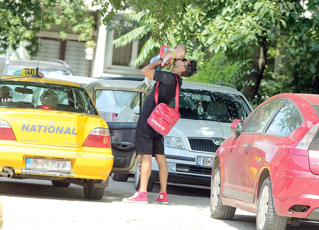 
    Ştefan Mihalache, alias Connect-R, a luat-o pe Maya  (6 luni) în braţe, când a coborât din taxiFoto: Caps  