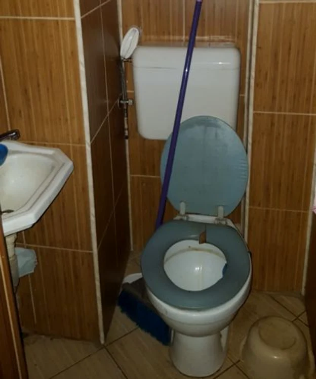 Cele două băi ale apartamentului din Capitală sunt mizerabile