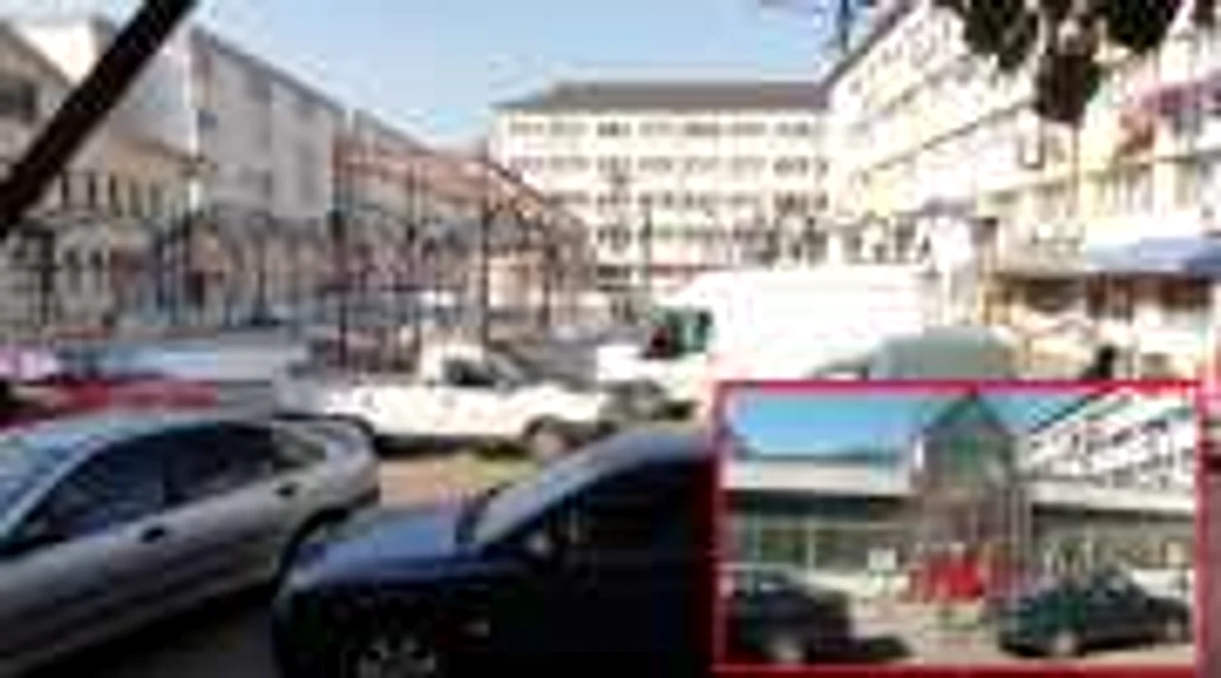 În locul vechiului bazar va răsări în curând un supermarket Profi       (FOTO: Mugurel Manea)