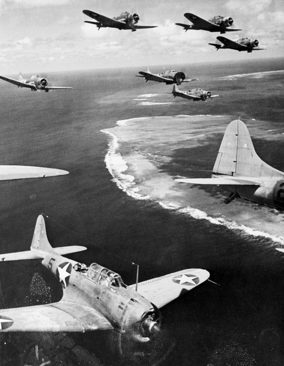 Formaţie de bombardiere americane, în apropierea Insulei Midway – una dintre cele mai importante baze strategice ale Statelor Unite în Pacific