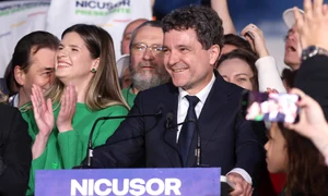 Anunțarea rezultatelor exit-poll în prezența candidatului Nicușor Dan, în București. FOTO Inquam Photos / George Călin
