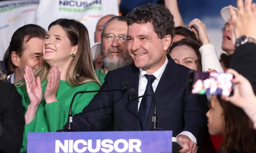 Anunțarea rezultatelor exit-poll în prezența candidatului Nicușor Dan, în București. FOTO Inquam Photos / George Călin