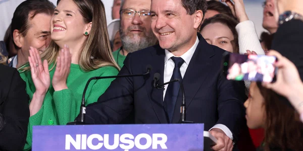 Anunțarea rezultatelor exit-poll în prezența candidatului Nicușor Dan, în București. FOTO Inquam Photos / George Călin