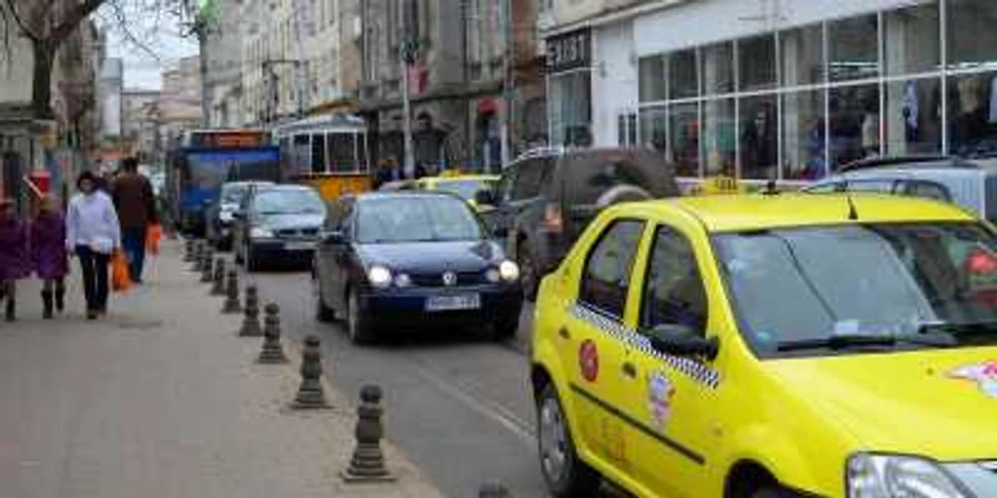 Strada Cuza Vodă, una dintre cele mai înguste din Iaşi, este acum "ticsită" de tramvaie, autobuze şi autoturisme, după închiderea bulevardului Ştefan cel Mare FOTO Adevărul