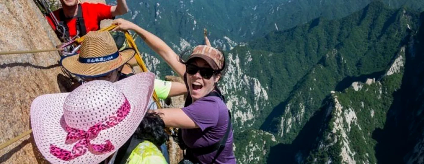 Cea mai periculoasă drumeţie din lume - „Traseul de scânduri din cer”, de pe muntele sacru Huashan - China; Foto: nomadasaurus.com