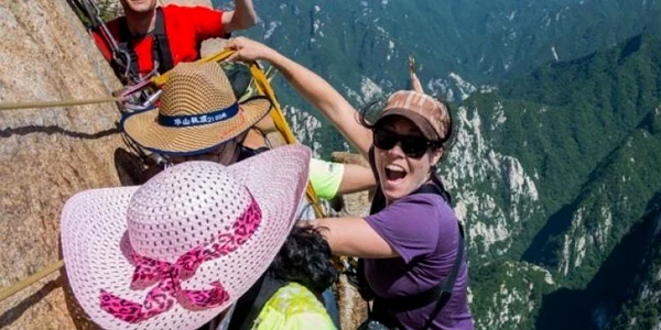 Cea mai periculoasă drumeţie din lume - traseul de scânduri de pe muntele Huashan - China Foto nomadasaurus com
