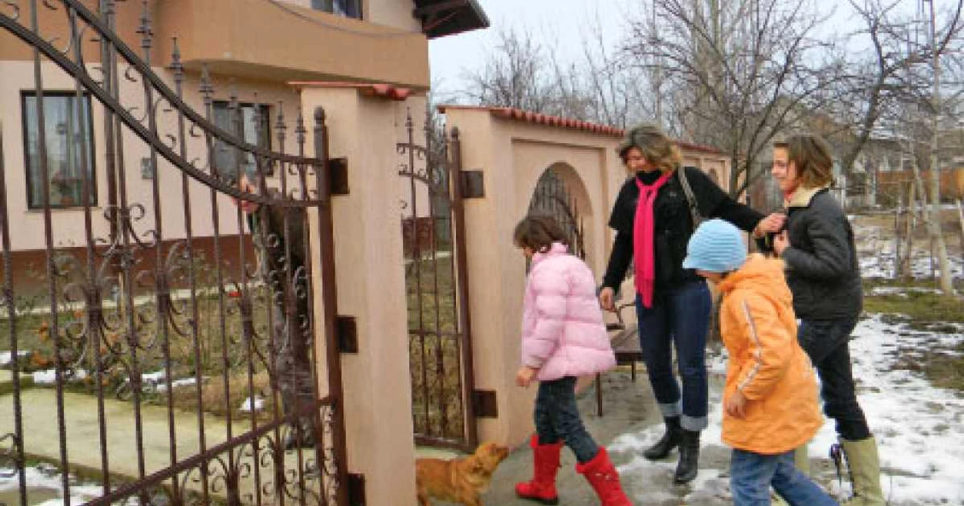 Trei surori vor avea parte măcar pentru câteva zile de dragostea unei familii  