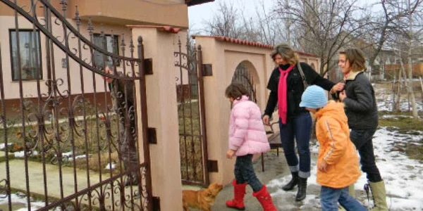 Trei surori vor avea parte măcar pentru câteva zile de dragostea unei familii  