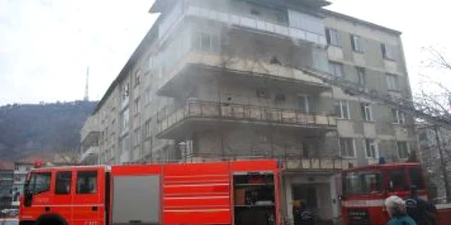 Pompierii pietreni s-au luptat cu flăcările mai bine de două ore