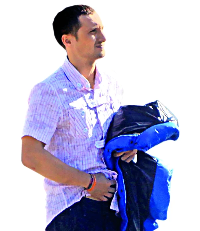 
    Ieri, la orele prânzului, Dani  se cam încălzise. În plus,  se freca pe burtă, semn că îl cam durea stomacul  