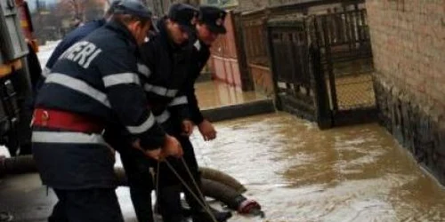 Pompierii sunt pregătiţi să intervină în caz de inundaţii (foto arhiva)