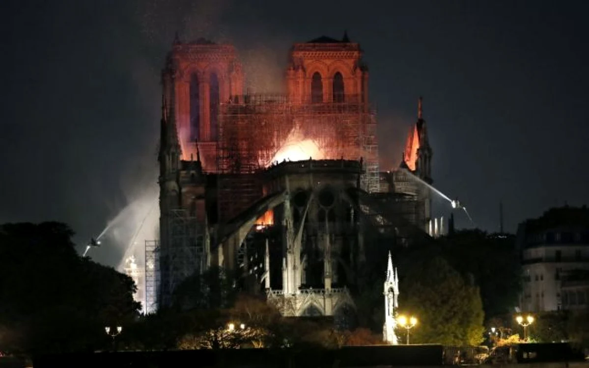 reincarcare Incendiu la Catredala Notre-Dame din Paris Franţa FOTO EPA EFE Ian Langsdon