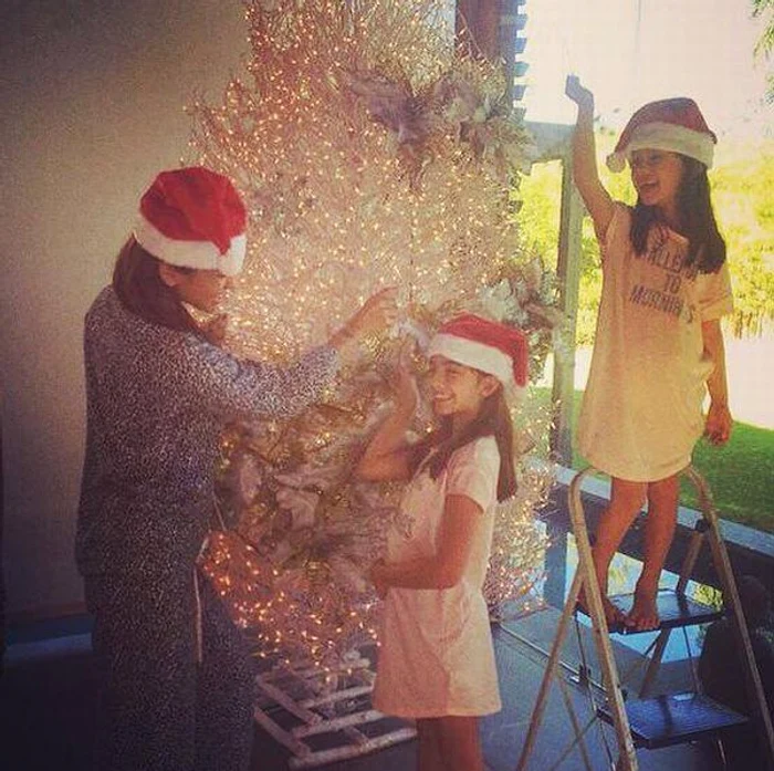 Consuelo, alături de fiicei sale, Adriana şi Maya