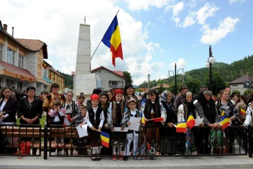 Cel mai mare drapel din Transilvania a fost înălţat la Tulgheş în Harghita. FOTOmapn.ro