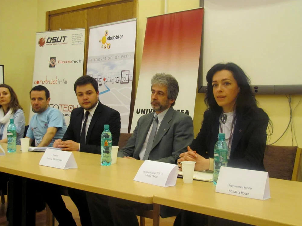 Tudor Ogner (în costume negru), reprezentantul studenţilor, şi prorectorul Cătălin Popa (în costum gri) au subliniat importanţa Infotech 2013 FOTO: Florina Pop