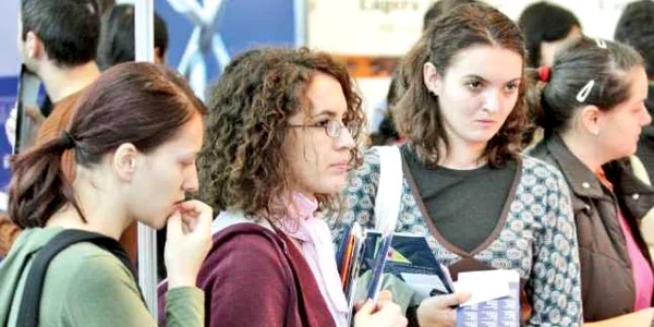 Studenţii au mai multe şanse să se angajeze după facultate, dacă încearcă mici joburi în timpul ei