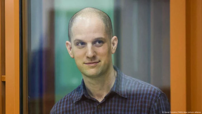 Reporterul Wall Street Journal Evan Gershkovich , în boxa acuzaților, în Rusia/ FOTO: Arhiva